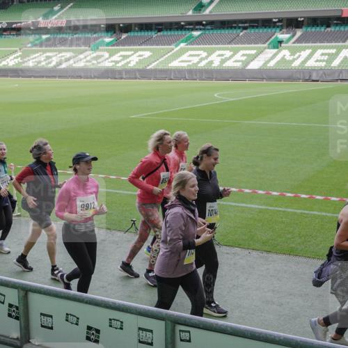05.10.2025 - 20. swb-Marathon Bremen Michael Burmester http://msf.ph/oto/9255347 05.10.2025 10:43:21 Laufen im Stadion 9185, 9288, 9380, 9476, 9493, 9526, 9561, 9664, 9675, 9726, 9731, 9732, 9734, 9736, 9760, 9784, 9806, 9822, 9823, 9826, 9848, 9861, 9867, 9895, 9912, 10074, 10146, 10183, 10288, 10315, 10316, 10320, 10399, 10433, 10435, 10491, 10512, 10515, 10552, 10596, 10849, 10861, 10962, 10969, 11030, 11073, 11083, 11113, 11157, 11161, 11170, 11215, 11240, 11242, 11285, 11331, 11404, 11536, 8225, 9212, 9276, 9481, 9945, 9972 meine-sportfotos.de