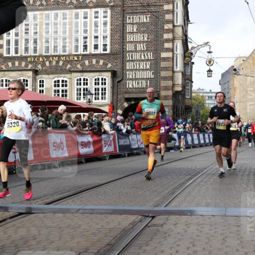 05.10.2025 - 20. swb-Marathon Bremen Yannick Fuchs http://msf.ph/oto/9255350 05.10.2025 10:55:06 Ziel 9427, 9475, 9570, 9791, 10231, 10609, 11320, 11373, 11470, 11507, 11523 meine-sportfotos.de