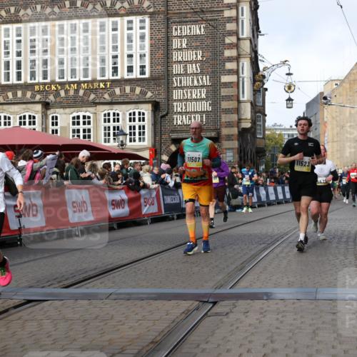 05.10.2025 - 20. swb-Marathon Bremen Yannick Fuchs http://msf.ph/oto/9255357 05.10.2025 10:55:06 Ziel 9427, 9475, 9570, 9791, 10231, 10609, 11320, 11373, 11470, 11507, 11523 meine-sportfotos.de