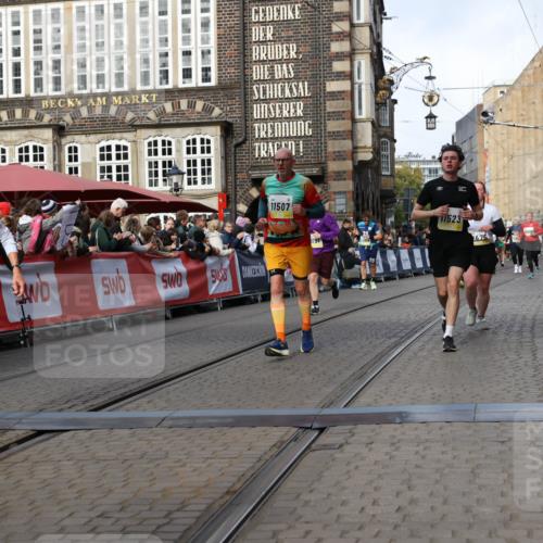 05.10.2025 - 20. swb-Marathon Bremen Yannick Fuchs http://msf.ph/oto/9255366 05.10.2025 10:55:06 Ziel 9427, 9475, 9570, 9791, 10231, 10609, 11320, 11373, 11470, 11507, 11523 meine-sportfotos.de