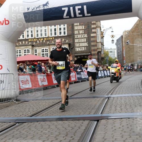 05.10.2025 - 20. swb-Marathon Bremen Yannick Fuchs http://msf.ph/oto/9255398 05.10.2025 10:46:27 Ziel 9351, 9362, 9400, 9921, 11462 meine-sportfotos.de
