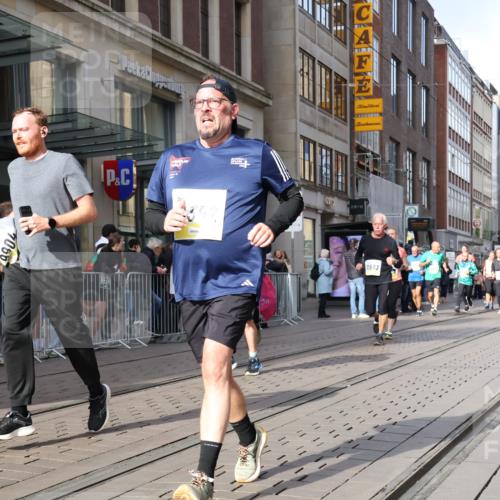 05.10.2025 - 20. swb-Marathon Bremen Strokosch-Dieckow http://msf.ph/oto/9255401 05.10.2025 10:57:17 Ziel 9000, 9215, 9309, 9372, 9585, 9625, 9747, 9904, 9914, 9943, 9962, 9979, 10139, 10225, 10250, 10329, 10341, 10555, 10645, 10694, 10739, 10754, 10890, 10950, 11352, 11360, 11457, 11520, 11521, 11575, 11583, 11606, 11731, 11744, 9000, 9215, 9309, 9372, 9585, 9625, 9747, 9904, 9914, 9943, 9962, 9979, 10139, 10225, 10250, 10329, 10341, 10555, 10645, 10694, 10739, 10754, 10890, 10950, 11606 meine-sportfotos.de