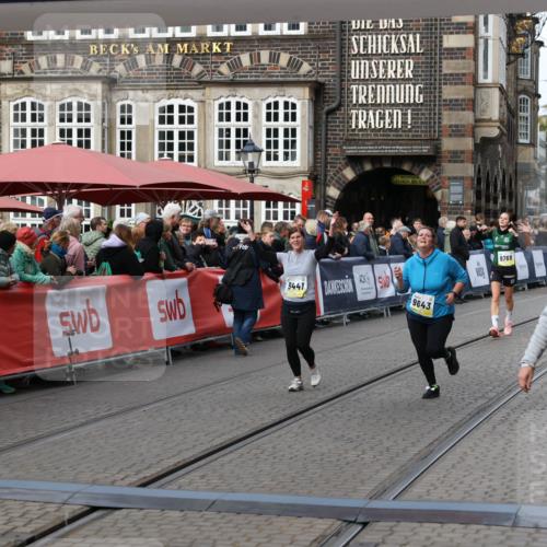 05.10.2025 - 20. swb-Marathon Bremen Yannick Fuchs http://msf.ph/oto/9255403 05.10.2025 11:15:24 Ziel 9441, 9643, 11293 meine-sportfotos.de