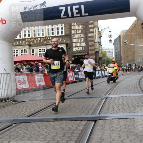 05.10.2025 - 20. swb-Marathon Bremen Yannick Fuchs http://msf.ph/oto/9255409 05.10.2025 10:46:27 Ziel 9351, 9362, 9400, 9921, 11462 meine-sportfotos.de