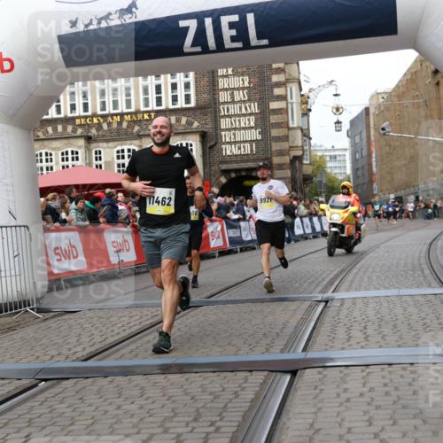 05.10.2025 - 20. swb-Marathon Bremen Yannick Fuchs http://msf.ph/oto/9255420 05.10.2025 10:46:27 Ziel 9351, 9362, 9400, 9921, 11462 meine-sportfotos.de