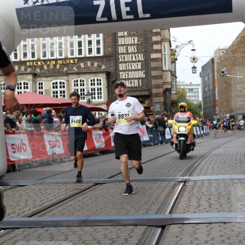 05.10.2025 - 20. swb-Marathon Bremen Yannick Fuchs http://msf.ph/oto/9255430 05.10.2025 10:46:27 Ziel 9351, 9362, 9400, 9921, 11462 meine-sportfotos.de