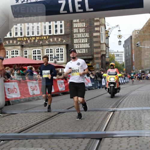 05.10.2025 - 20. swb-Marathon Bremen Yannick Fuchs http://msf.ph/oto/9255440 05.10.2025 10:46:27 Ziel 9351, 9362, 9400, 9921, 11462 meine-sportfotos.de