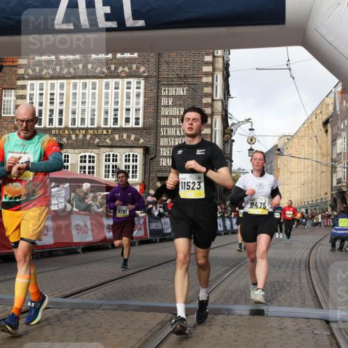 05.10.2025 - 20. swb-Marathon Bremen Yannick Fuchs http://msf.ph/oto/9255445 05.10.2025 10:55:08 Ziel 9427, 9475, 9570, 9791, 10231, 11320, 11363, 11470, 11507, 11523 meine-sportfotos.de