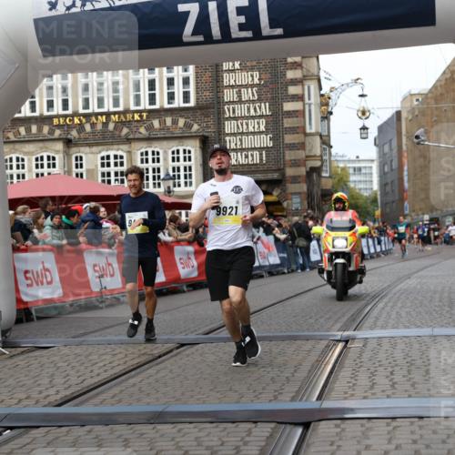 05.10.2025 - 20. swb-Marathon Bremen Yannick Fuchs http://msf.ph/oto/9255449 05.10.2025 10:46:28 Ziel 9351, 9362, 9400, 9921, 11462 meine-sportfotos.de