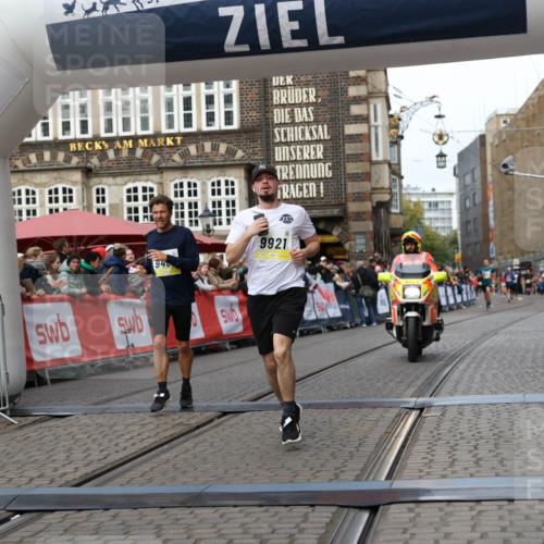 05.10.2025 - 20. swb-Marathon Bremen Yannick Fuchs http://msf.ph/oto/9255458 05.10.2025 10:46:28 Ziel 9351, 9362, 9400, 9921, 11462 meine-sportfotos.de