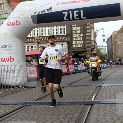 05.10.2025 - 20. swb-Marathon Bremen Yannick Fuchs http://msf.ph/oto/9255469 05.10.2025 10:46:28 Ziel 9351, 9362, 9400, 9921, 11462 meine-sportfotos.de