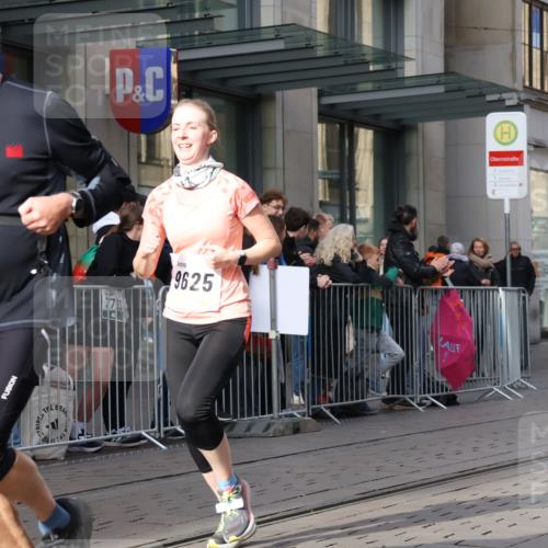 05.10.2025 - 20. swb-Marathon Bremen Strokosch-Dieckow http://msf.ph/oto/9255477 05.10.2025 10:57:19 Ziel 9000, 9215, 9309, 9372, 9585, 9625, 9747, 9904, 9914, 9943, 9962, 9979, 10139, 10219, 10225, 10250, 10329, 10341, 10555, 10694, 10739, 10754, 10834, 10890, 11352, 11360, 11457, 11520, 11521, 11564, 11575, 11583, 11731, 11744, 9000, 9215, 9309, 9372, 9585, 9625, 9747, 9904, 9914, 9943, 9962, 9979, 10139, 10219, 10225, 10250, 10329, 10341, 10555, 10694, 10739, 10754, 10834, 10890 meine-sportfotos.de