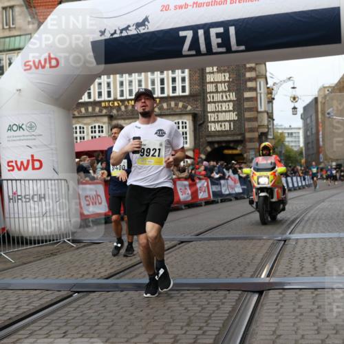 05.10.2025 - 20. swb-Marathon Bremen Yannick Fuchs http://msf.ph/oto/9255480 05.10.2025 10:46:28 Ziel 9351, 9362, 9400, 9921, 11462 meine-sportfotos.de