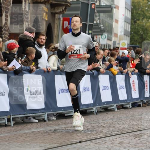 05.10.2025 - 20. swb-Marathon Bremen Strokosch-Dieckow http://msf.ph/oto/9255491 05.10.2025 12:53:38 Ziel 650, 1221, 8341 meine-sportfotos.de