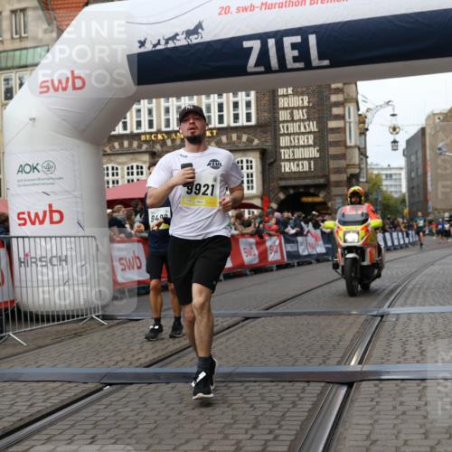 05.10.2025 - 20. swb-Marathon Bremen Yannick Fuchs http://msf.ph/oto/9255492 05.10.2025 10:46:28 Ziel 9351, 9362, 9400, 9921, 11462 meine-sportfotos.de