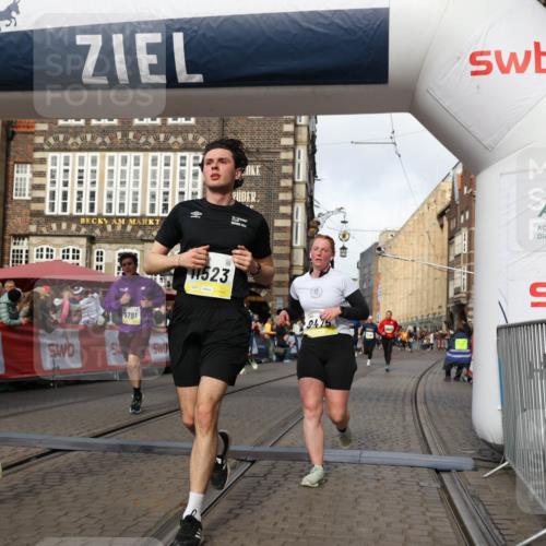 05.10.2025 - 20. swb-Marathon Bremen Yannick Fuchs http://msf.ph/oto/9255499 05.10.2025 10:55:08 Ziel 9427, 9475, 9570, 9791, 10231, 11320, 11363, 11470, 11507, 11523 meine-sportfotos.de