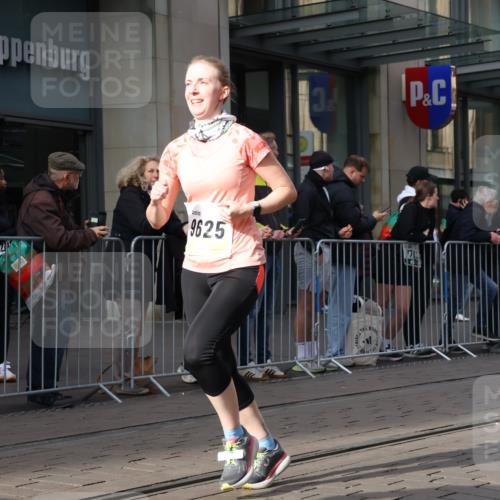 05.10.2025 - 20. swb-Marathon Bremen Strokosch-Dieckow http://msf.ph/oto/9255504 05.10.2025 10:57:20 Ziel 9000, 9215, 9309, 9372, 9585, 9625, 9747, 9904, 9914, 9943, 9962, 9979, 10139, 10219, 10225, 10250, 10329, 10341, 10555, 10694, 10739, 10754, 10834, 10890, 10975, 11023, 11352, 11360, 11457, 11520, 11521, 11564, 11575, 11583, 11731, 11744, 9000, 9215, 9309, 9372, 9585, 9625, 9747, 9904, 9914, 9943, 9962, 9979, 10139, 10219, 10225, 10250, 10329, 10341, 10555, 10694, 10739, 10754, 10834, 10890, 10975, 11023 meine-sportfotos.de