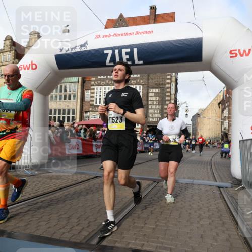 05.10.2025 - 20. swb-Marathon Bremen Yannick Fuchs http://msf.ph/oto/9255505 05.10.2025 10:55:09 Ziel 9427, 9475, 9570, 9791, 10014, 10231, 11320, 11363, 11470, 11507, 11523 meine-sportfotos.de