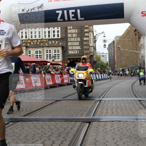 05.10.2025 - 20. swb-Marathon Bremen Yannick Fuchs http://msf.ph/oto/9255510 05.10.2025 10:46:29 Ziel 9351, 9362, 9400, 9921, 11462 meine-sportfotos.de