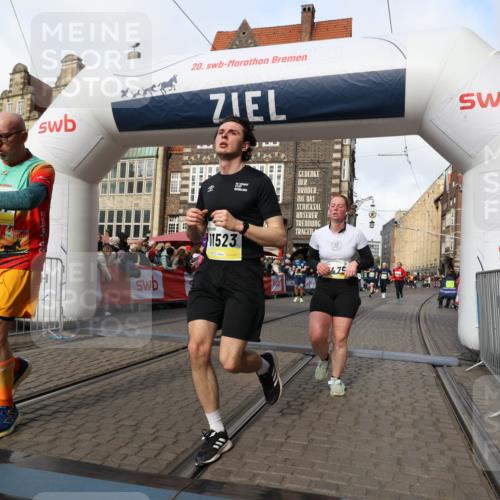 05.10.2025 - 20. swb-Marathon Bremen Yannick Fuchs http://msf.ph/oto/9255516 05.10.2025 10:55:09 Ziel 9427, 9475, 9570, 9791, 10014, 10231, 11320, 11363, 11470, 11507, 11523 meine-sportfotos.de