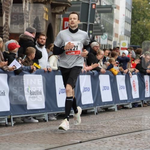 05.10.2025 - 20. swb-Marathon Bremen Strokosch-Dieckow http://msf.ph/oto/9255517 05.10.2025 12:53:38 Ziel 650, 1221, 8341 meine-sportfotos.de