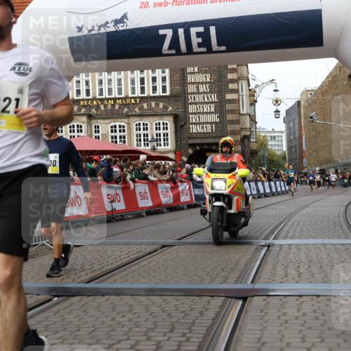 05.10.2025 - 20. swb-Marathon Bremen Yannick Fuchs http://msf.ph/oto/9255523 05.10.2025 10:46:29 Ziel 9351, 9362, 9400, 9921, 11462 meine-sportfotos.de
