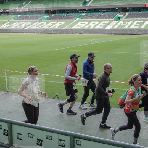 05.10.2025 - 20. swb-Marathon Bremen Michael Burmester http://msf.ph/oto/9255529 05.10.2025 10:43:26 Laufen im Stadion 9185, 9273, 9288, 9380, 9476, 9493, 9526, 9561, 9664, 9675, 9726, 9731, 9732, 9734, 9736, 9760, 9784, 9806, 9819, 9822, 9823, 9826, 9848, 9861, 9867, 9895, 9911, 9912, 9984, 10146, 10183, 10288, 10315, 10316, 10320, 10399, 10433, 10435, 10491, 10512, 10515, 10552, 10596, 10831, 10849, 10861, 10962, 10969, 11030, 11073, 11083, 11113, 11157, 11161, 11215, 11240, 11242, 11285, 11331, 11345, 11404, 11536, 8225, 9212, 9276, 9481, 9945 meine-sportfotos.de