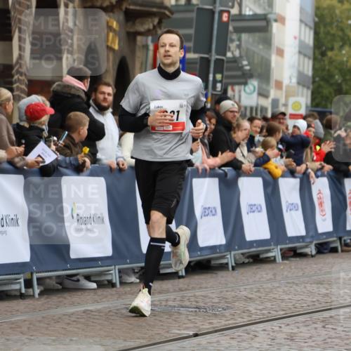 05.10.2025 - 20. swb-Marathon Bremen Strokosch-Dieckow http://msf.ph/oto/9255539 05.10.2025 12:53:38 Ziel 650, 1221, 8341 meine-sportfotos.de