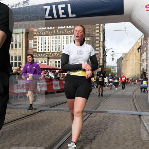 05.10.2025 - 20. swb-Marathon Bremen Yannick Fuchs http://msf.ph/oto/9255547 05.10.2025 10:55:09 Ziel 9427, 9475, 9570, 9791, 10014, 10231, 11320, 11363, 11470, 11507, 11523 meine-sportfotos.de