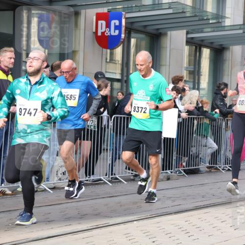 05.10.2025 - 20. swb-Marathon Bremen Strokosch-Dieckow http://msf.ph/oto/9255559 05.10.2025 10:57:21 Ziel 9000, 9215, 9309, 9372, 9585, 9625, 9747, 9904, 9914, 9943, 9962, 9979, 10139, 10219, 10225, 10250, 10329, 10341, 10555, 10651, 10694, 10739, 10754, 10834, 10890, 10975, 11023, 11352, 11360, 11457, 11520, 11521, 11564, 11575, 11583, 11731, 11744, 9000, 9215, 9309, 9372, 9585, 9625, 9747, 9904, 9914, 9943, 9962, 9979, 10139, 10219, 10225, 10250, 10329, 10341, 10555, 10651, 10694, 10739, 10754, 10834, 10890, 10975, 11023 meine-sportfotos.de