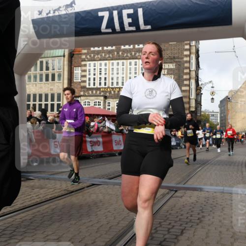 05.10.2025 - 20. swb-Marathon Bremen Yannick Fuchs http://msf.ph/oto/9255565 05.10.2025 10:55:09 Ziel 9427, 9475, 9570, 9791, 10014, 10231, 11320, 11363, 11470, 11507, 11523 meine-sportfotos.de
