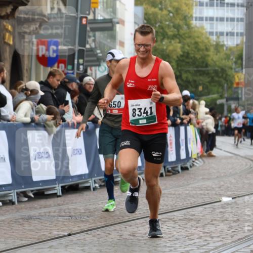 05.10.2025 - 20. swb-Marathon Bremen Strokosch-Dieckow http://msf.ph/oto/9255569 05.10.2025 12:53:40 Ziel 650, 1221, 8341 meine-sportfotos.de