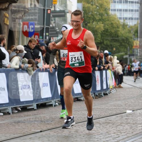 05.10.2025 - 20. swb-Marathon Bremen Strokosch-Dieckow http://msf.ph/oto/9255596 05.10.2025 12:53:40 Ziel 650, 1221, 8341 meine-sportfotos.de