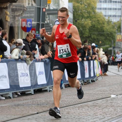 05.10.2025 - 20. swb-Marathon Bremen Strokosch-Dieckow http://msf.ph/oto/9255621 05.10.2025 12:53:40 Ziel 650, 1221, 8341 meine-sportfotos.de