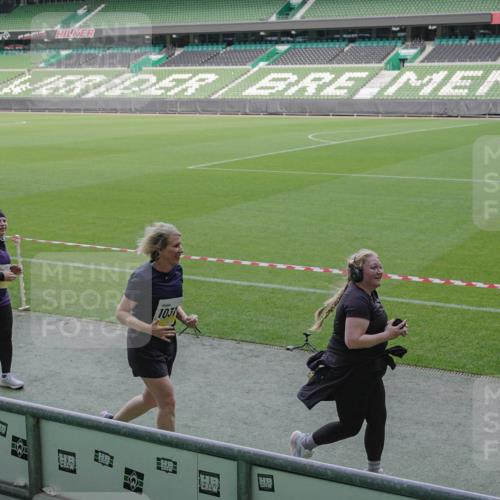 05.10.2025 - 20. swb-Marathon Bremen Michael Burmester http://msf.ph/oto/9255689 05.10.2025 10:43:31 Laufen im Stadion 9185, 9273, 9288, 9380, 9476, 9493, 9526, 9561, 9675, 9726, 9731, 9732, 9736, 9760, 9784, 9806, 9819, 9822, 9823, 9848, 9861, 9867, 9895, 9911, 9912, 9984, 10036, 10146, 10183, 10288, 10315, 10316, 10320, 10399, 10433, 10435, 10491, 10512, 10515, 10540, 10552, 10596, 10831, 10849, 10962, 10969, 11030, 11073, 11083, 11088, 11113, 11157, 11161, 11204, 11215, 11240, 11242, 11285, 11331, 11345, 11404, 11536, 11548, 8225, 9481 meine-sportfotos.de