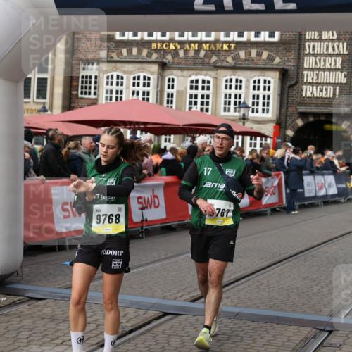 05.10.2025 - 20. swb-Marathon Bremen Yannick Fuchs http://msf.ph/oto/9255696 05.10.2025 11:15:31 Ziel 9441, 9643, 9767, 9768, 9959, 10976 meine-sportfotos.de