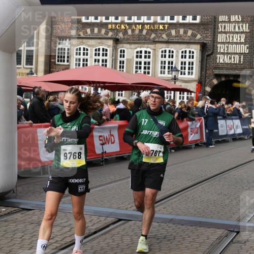 05.10.2025 - 20. swb-Marathon Bremen Yannick Fuchs http://msf.ph/oto/9255712 05.10.2025 11:15:31 Ziel 9441, 9643, 9767, 9768, 9959, 10976 meine-sportfotos.de