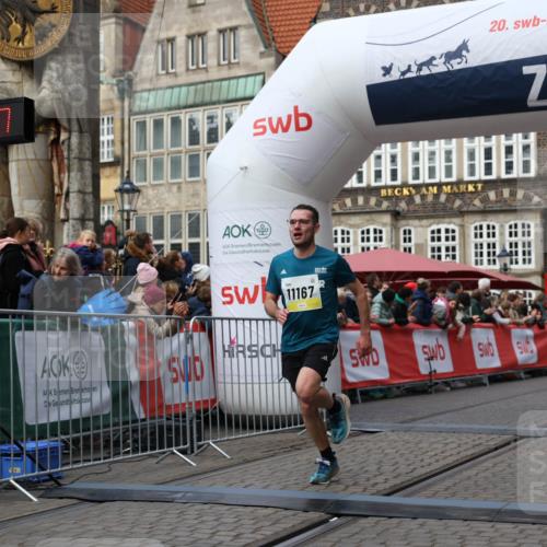 05.10.2025 - 20. swb-Marathon Bremen Yannick Fuchs http://msf.ph/oto/9255724 05.10.2025 10:46:36 Ziel 11167 meine-sportfotos.de