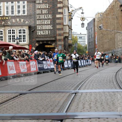 05.10.2025 - 20. swb-Marathon Bremen Yannick Fuchs http://msf.ph/oto/9255781 05.10.2025 10:46:38 Ziel 9009, 9207, 11167 meine-sportfotos.de