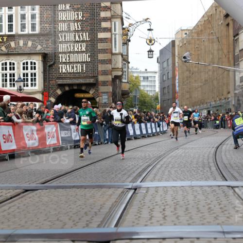 05.10.2025 - 20. swb-Marathon Bremen Yannick Fuchs http://msf.ph/oto/9255821 05.10.2025 10:46:38 Ziel 9009, 9207, 11167 meine-sportfotos.de