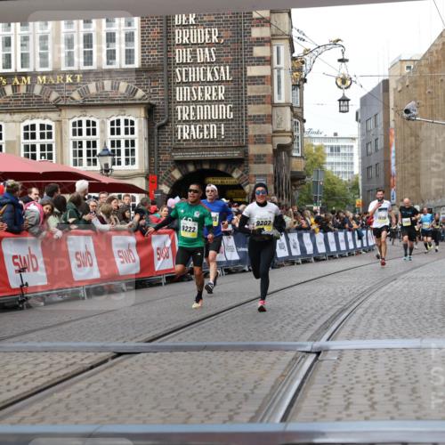 05.10.2025 - 20. swb-Marathon Bremen Yannick Fuchs http://msf.ph/oto/9255832 05.10.2025 10:46:39 Ziel 9009, 9207, 11167 meine-sportfotos.de