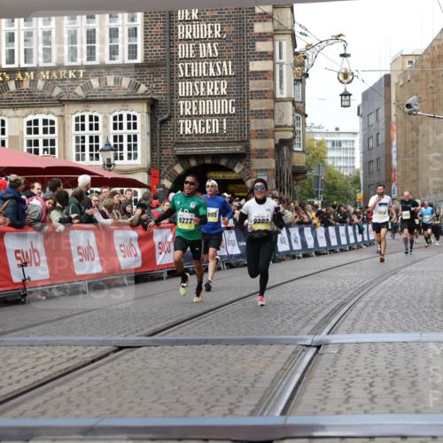 05.10.2025 - 20. swb-Marathon Bremen Yannick Fuchs http://msf.ph/oto/9255839 05.10.2025 10:46:39 Ziel 9009, 9207, 11167 meine-sportfotos.de