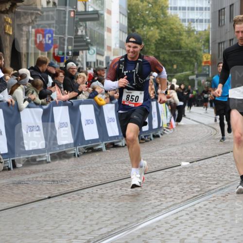 05.10.2025 - 20. swb-Marathon Bremen Strokosch-Dieckow http://msf.ph/oto/9255861 05.10.2025 12:53:55 Ziel 121, 482, 850, 870, 1640 meine-sportfotos.de