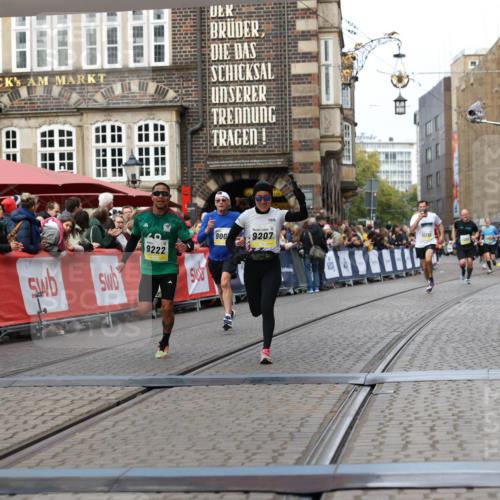 05.10.2025 - 20. swb-Marathon Bremen Yannick Fuchs http://msf.ph/oto/9255880 05.10.2025 10:46:39 Ziel 9009, 9207, 11167 meine-sportfotos.de
