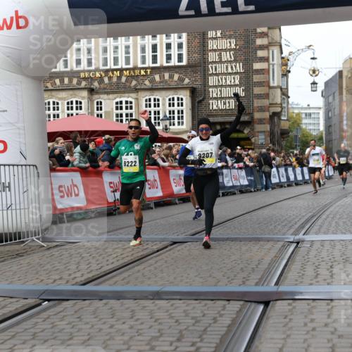 05.10.2025 - 20. swb-Marathon Bremen Yannick Fuchs http://msf.ph/oto/9255910 05.10.2025 10:46:40 Ziel 9009, 9207, 11167 meine-sportfotos.de