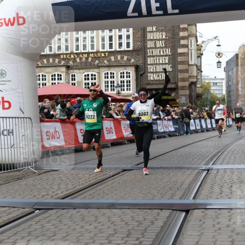 05.10.2025 - 20. swb-Marathon Bremen Yannick Fuchs http://msf.ph/oto/9255919 05.10.2025 10:46:40 Ziel 9009, 9207, 11167 meine-sportfotos.de
