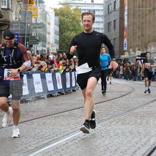 05.10.2025 - 20. swb-Marathon Bremen Strokosch-Dieckow http://msf.ph/oto/9255930 05.10.2025 12:53:56 Ziel 121, 482, 850, 870, 1640 meine-sportfotos.de