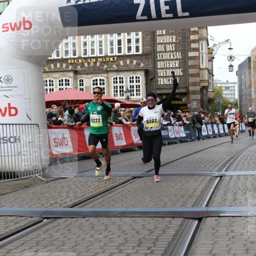05.10.2025 - 20. swb-Marathon Bremen Yannick Fuchs http://msf.ph/oto/9255932 05.10.2025 10:46:40 Ziel 9009, 9207, 11167 meine-sportfotos.de