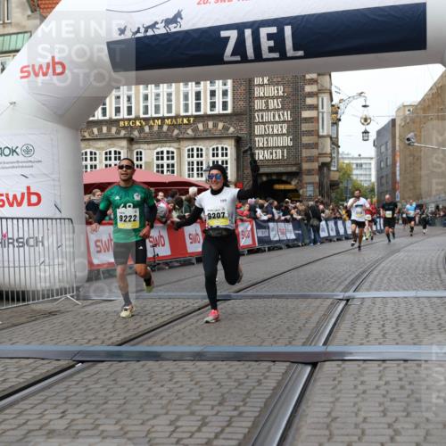 05.10.2025 - 20. swb-Marathon Bremen Yannick Fuchs http://msf.ph/oto/9255941 05.10.2025 10:46:40 Ziel 9009, 9207, 11167 meine-sportfotos.de