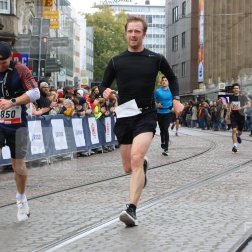 05.10.2025 - 20. swb-Marathon Bremen Strokosch-Dieckow http://msf.ph/oto/9255959 05.10.2025 12:53:56 Ziel 121, 482, 850, 870, 1640 meine-sportfotos.de